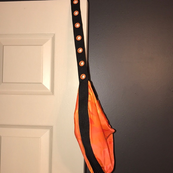 Urban outfitters crossbody bag NEVER WORN!! - Picture 1 of 3